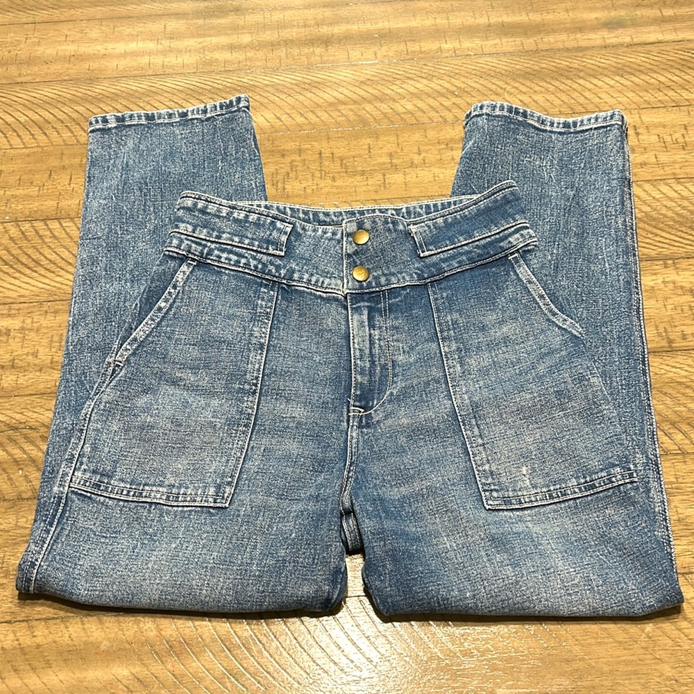 Abercrombie & Fitch ultra high-rise straight jeans. Size 6 or 28 waist. Stretch.